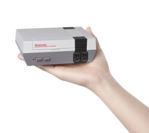Nintendo Classic Mini NES i handen